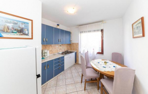 2 Bedroom Cozy Apartment In Kastel Kambelovac